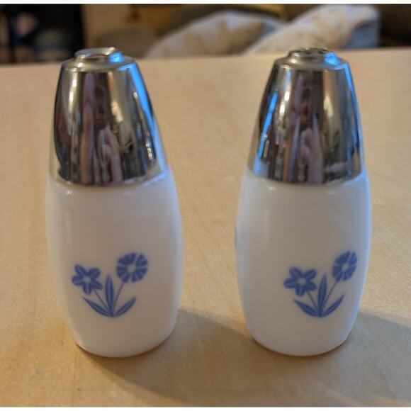 🎃Vintage Gemco Milk Glass Blue Cornflower Salt and Pepper Shakers - Picture 1 of 2